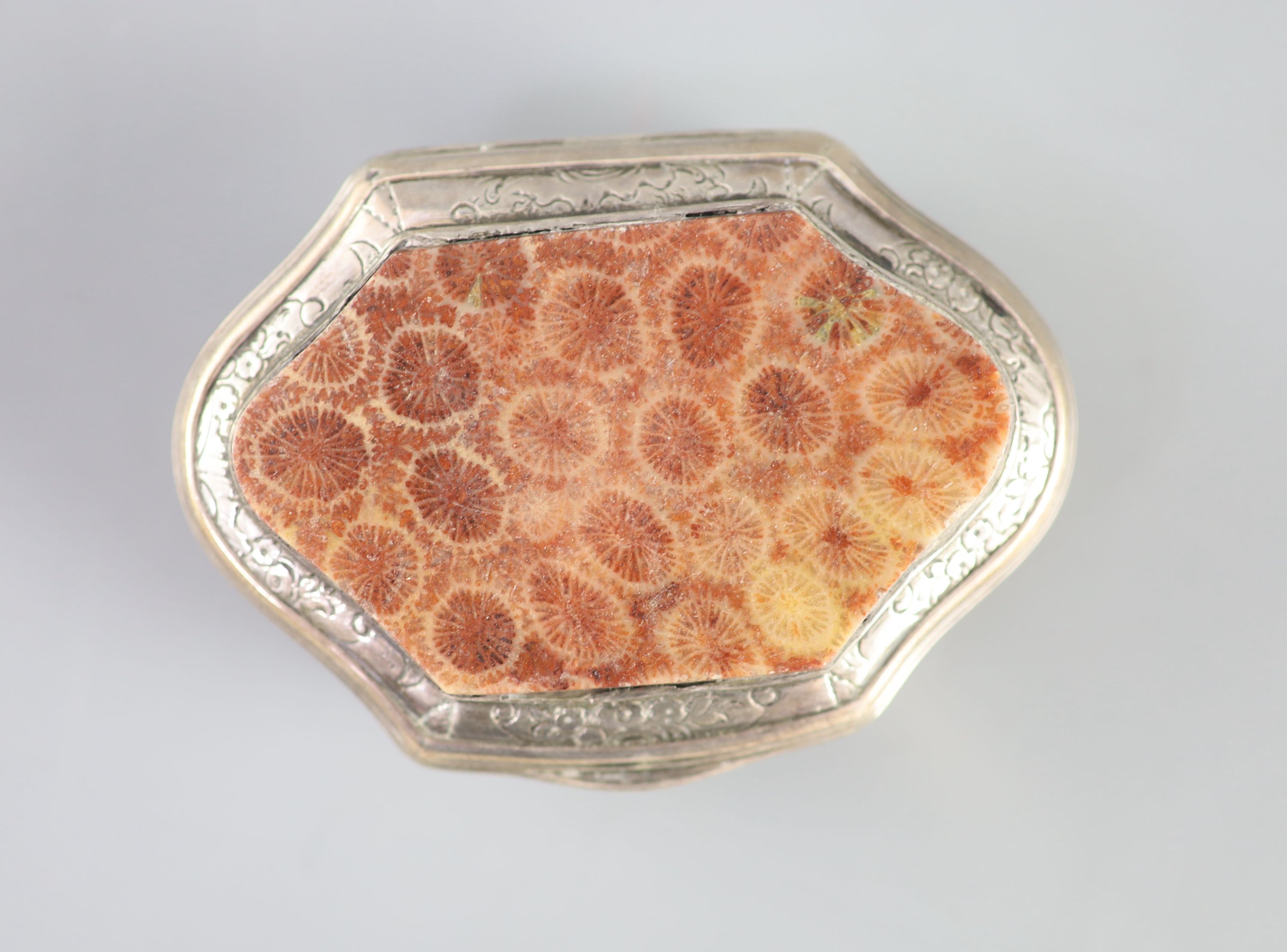 A George III silver snuff box with inset 'fossilised' agate cover